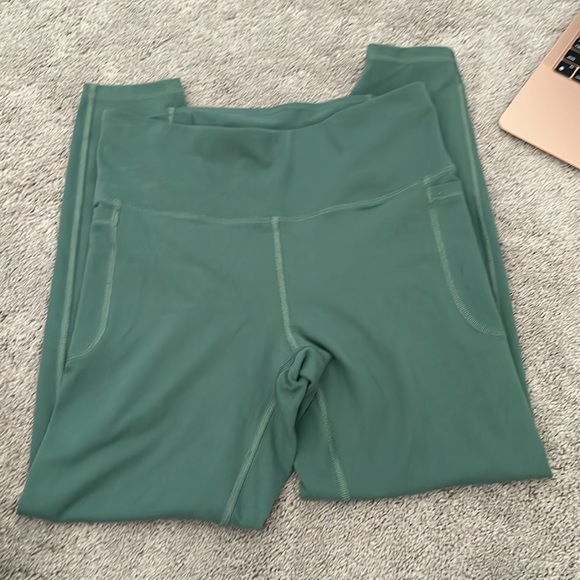 Sage green under armour cropped leggings - Picture 2 of 2